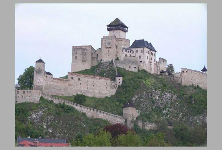Trenciansky hrad [A Trencséni vár látképe északkeletrõl]